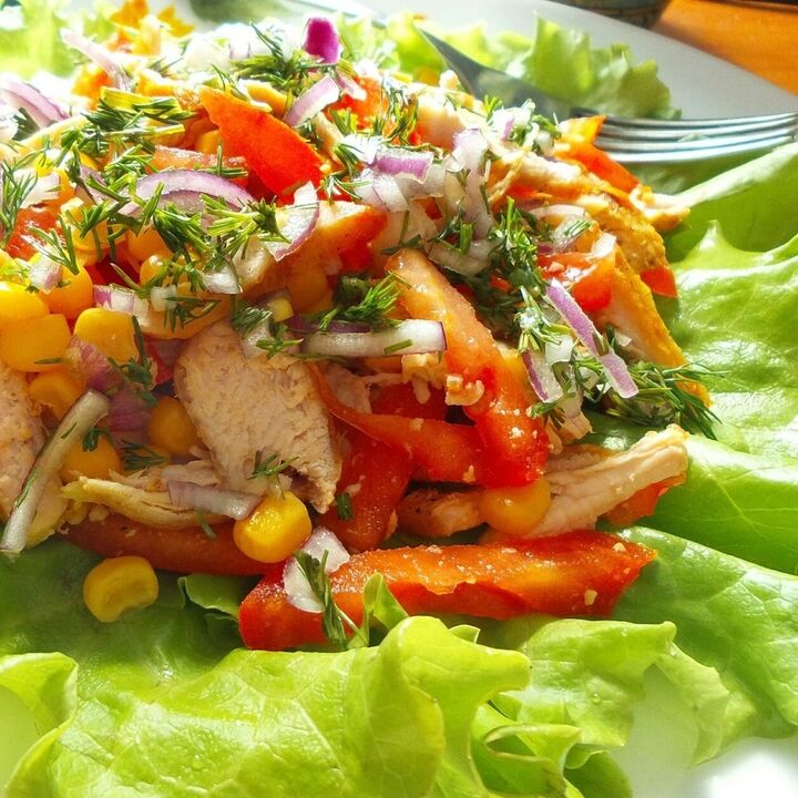Tavuklu sebze salatası