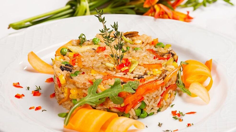 Sebzeli risotto, Akdeniz diyeti uygulayanlar için mükemmel bir öğle yemeğidir. 